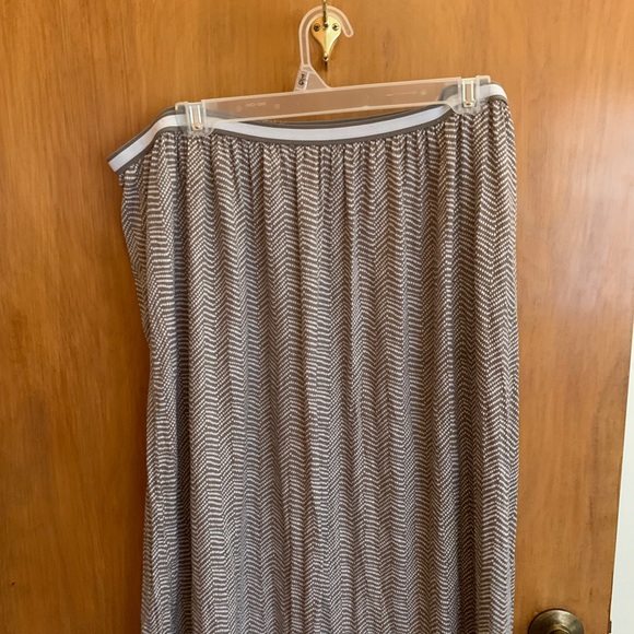 Bundle of 2 OLD  NAVY XL skirts light weight.Could be maternity easily - Picture 4 of 4